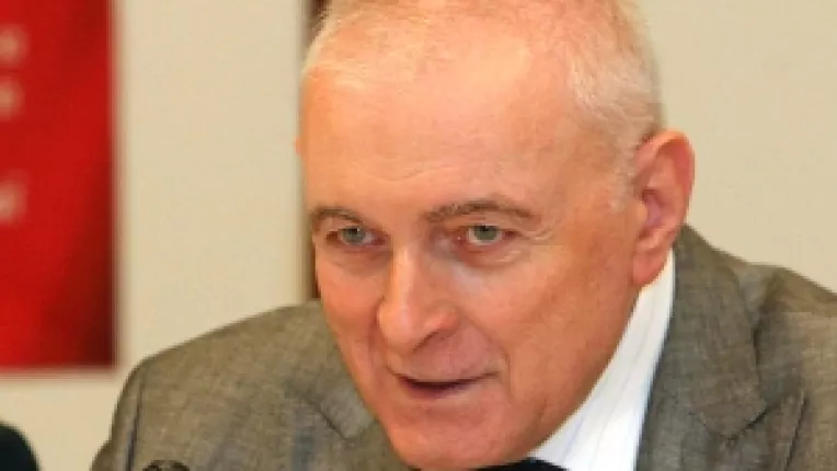 Adrian Vasilescu, consilierul guvernatorului BNR, e convins de faptul ca Guvernul se uita cu invidie la cele 13 miliarde de euro care vor ajunge la Banca Nationala
