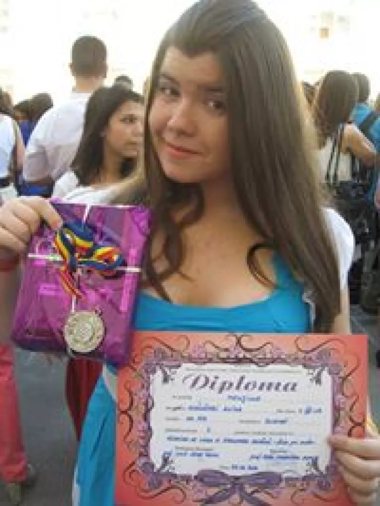 Alina Avadanei, o tanara care, la numai 17 ani, scrie romane de dragoste
