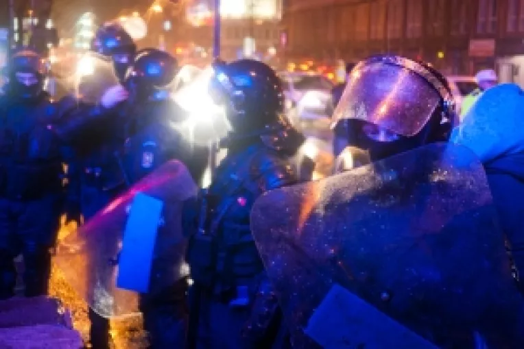 ANALIZA: Efectele permisiunii de a fi organizate proteste publice prin incalcarea sistematica a legii