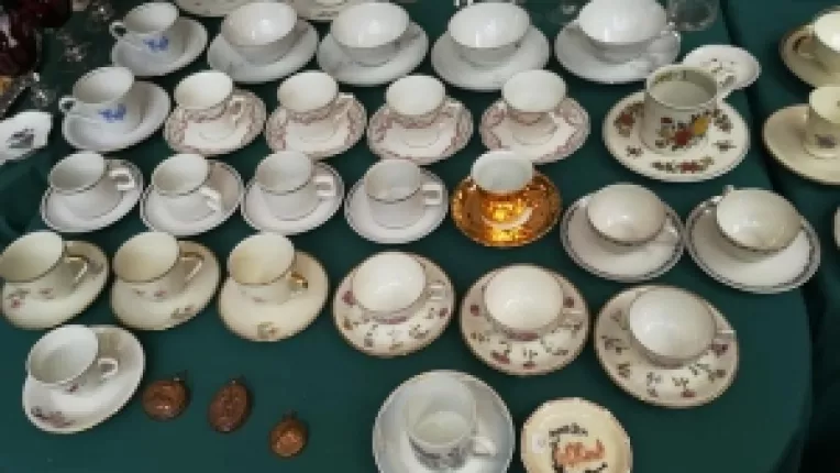 Anticarii Sandor din Miercurea-Ciuc: Portelanuri din diverse tari si tablouri, la targul Piata Taraneasca