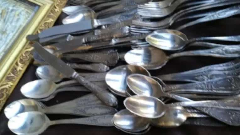 Antichitati la standul lui Ilie Marin, la targul din Piata Amzei