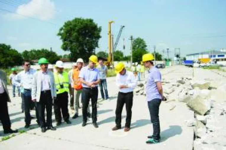 Apa incurca lucrarile la Centrul Multifunctional