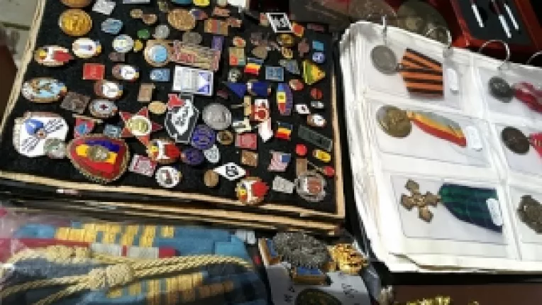 Colectionarul Valentin: Insigne vechi, bancnote si monede din argint