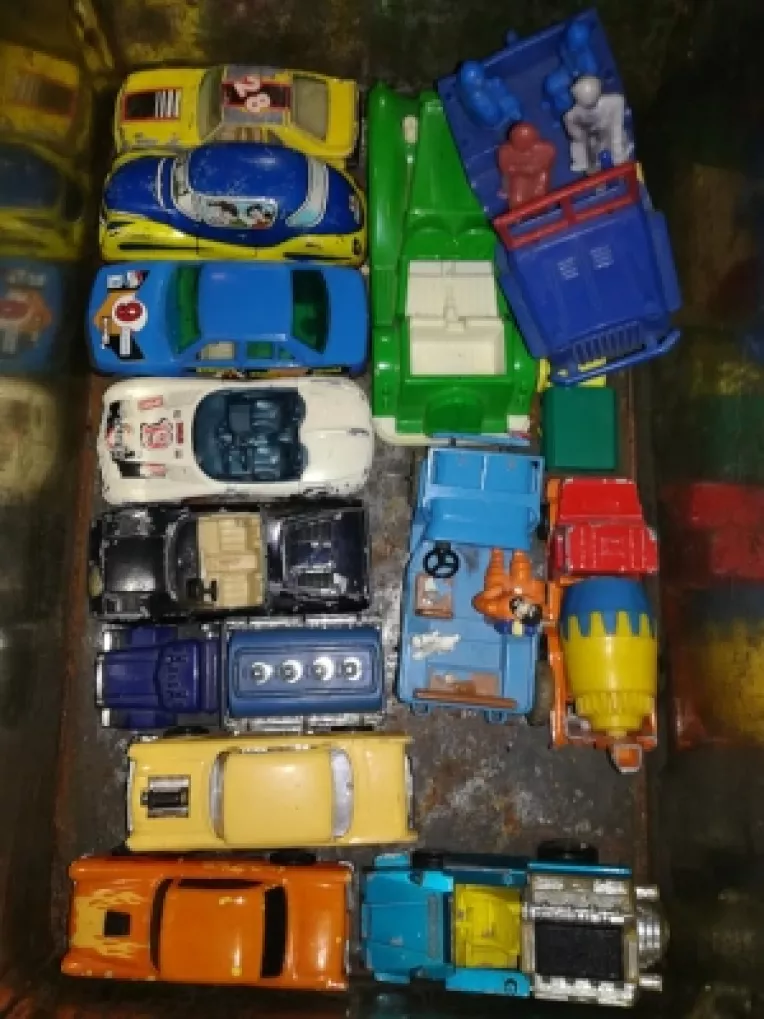 Colectionarul Valentin Partenie: Carti postale si reviste vechi, dar si jucarii din perioada comunista!