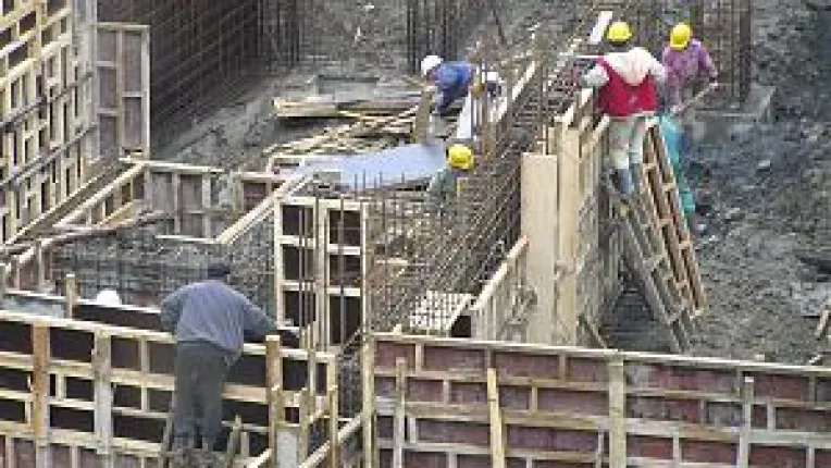 Constructor ingropat in datorii uriase.