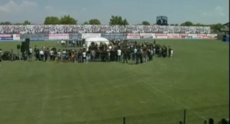 Deasupra sicriului lui Nae Nicolae a fost asezat un echipament de fotbalist al carui tricou purta cifra 20 si numele decedatului