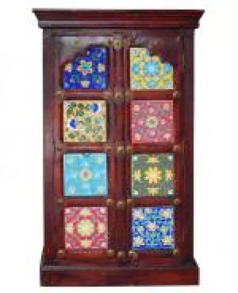 Dulapurile de la Exotique sunt integral lucrate din lemn masiv, cu finisaje variate