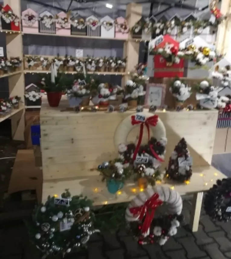 Elena Alpoianis creeaza aranjamente florale de Craciun, la targul de la MTR