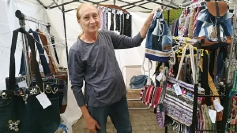 Elena Apostolescu, artizan: Creez genti de blugi pe care le accesorizez in diverse moduri!