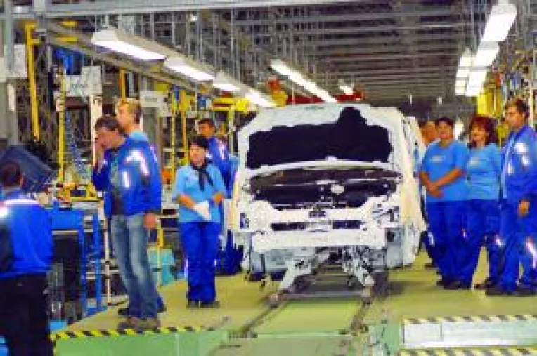 Ford decaleaza cu un an calendarul de investitii