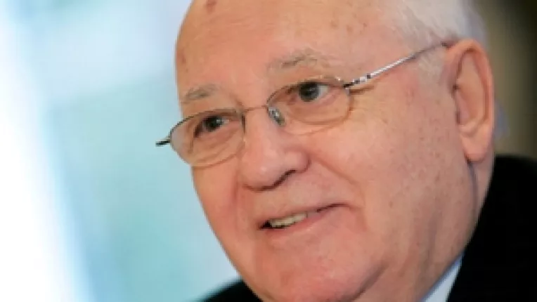 Gorbaciov se intalneste cu fostii presedinti ai Romaniei, Iliescu si Constantinescu, si participa la lansarea cotidianului Puterea