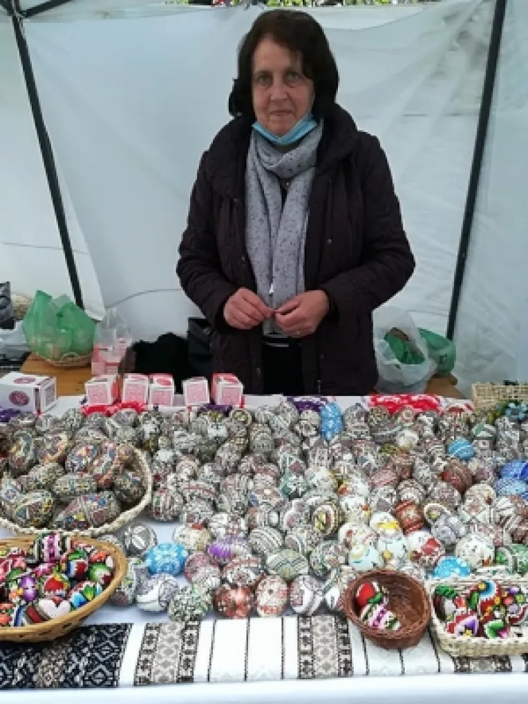 Ileana Hotopila din judetul Suceava lucreaza oua incondeiate