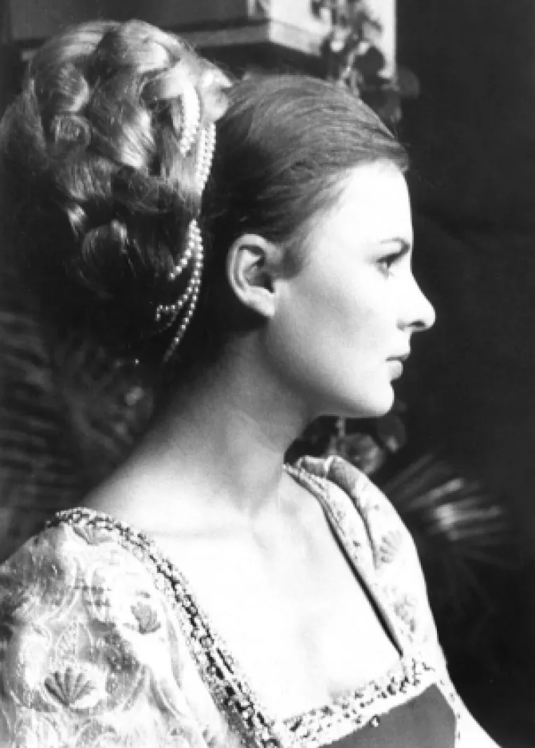 Ilinca Tomoroveanu s-a format ca om de cultura intr-un mediu in care figura lui Octavian Goga, caruia ii era nepoata, a fost spirit tutelar