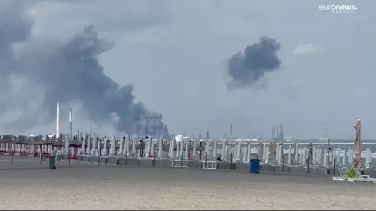 Incendiu puternic la Rafinaria Petromidia. A fost activat Planul Rosu