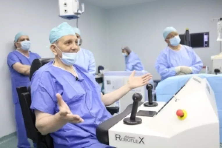 Interviu de Magda Marincovici - Prof. dr. Petrisor Geavlete a realizat trei interventii chirurgicale pentru litiaza renala, utilizand robotul Avicenna