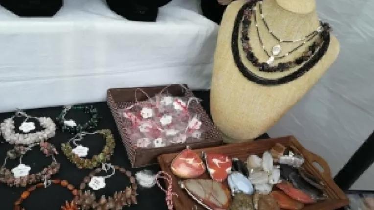 Karmen Vlad: Ca noutati, am adus rubin, spinel negru si pirita!