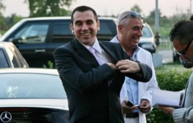 La sfarsit de saptamana,
Cornel Penescu a fost eliberat pentru a-si salva societatea