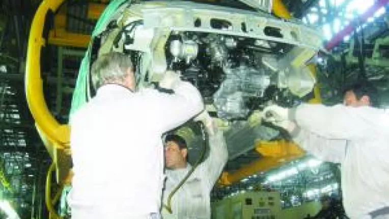 Muncitorii Ford monteaza noua masina Transit Connect