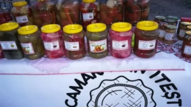 Muraturi din pepeni taiati felii si porumb fiert, la standul Camara din Itesti