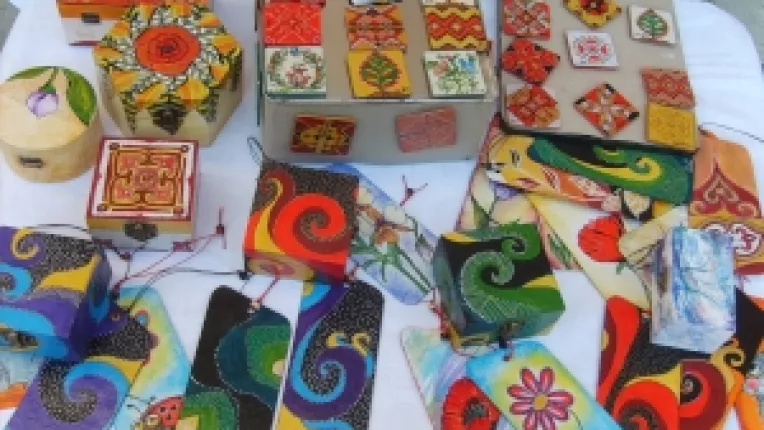 Nicoleta Simona Vaduva: "Sticle mici pictate si magneti cu motive traditionale, la targul de la MTR!"