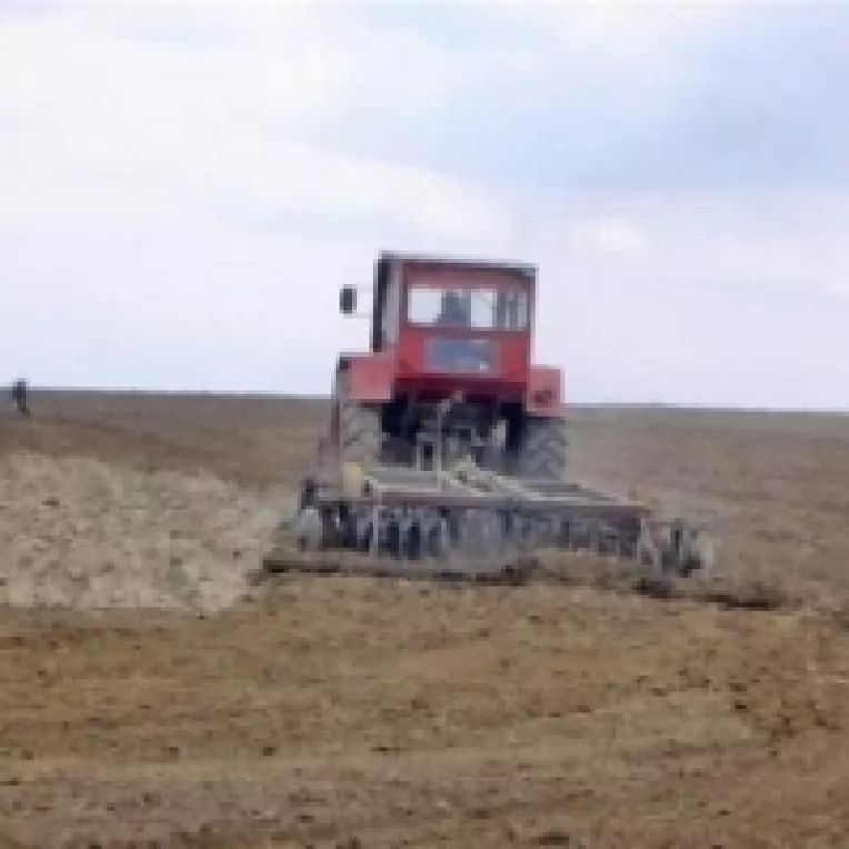 Peste 4.000 de fermieri isi asteapta banii