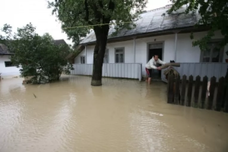 Ploile torentiale devasteaza gospodarii, culturi agricole, poduri si drumuri