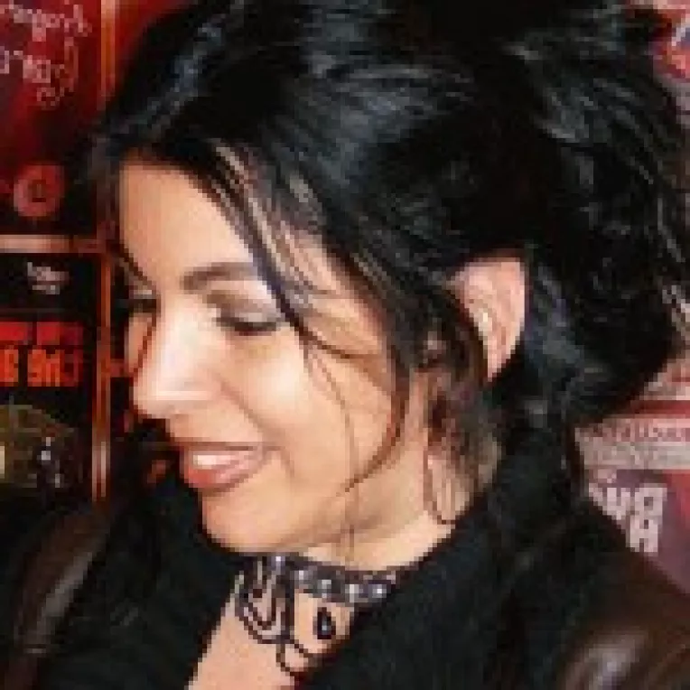 Poeta Angela Baciu: "Nu putem trai fara dragoste, fara bucuria de a primi si darui!"