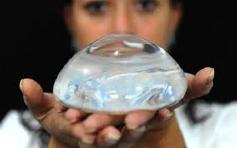 Proprietarii de pompe funebre recomanda inlaturarea silicoanelor femeilor, inainte de incinerare