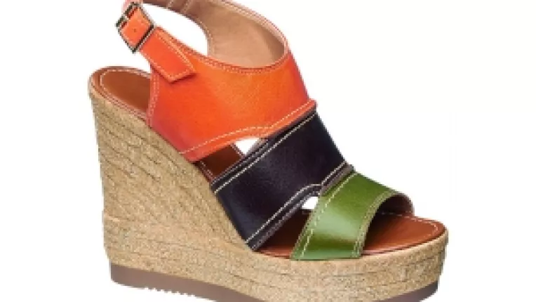 Recomandarea Deichmann pentru un look lejer de vara: sandalele cu platforma