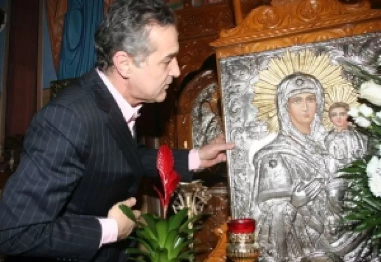 Revelion in penitenciarul Poarta Alba: Gigi Becali s-a rugat la Dumnezeu si Sf. Vasile, pana la ora stingerii