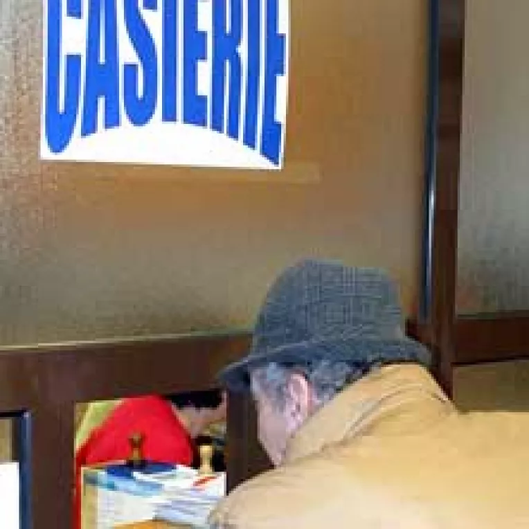 Romanii prefera CAR-ul in dauna bancilor