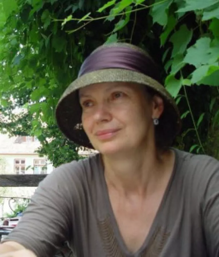 Un reportaj exceptional de Adela Parvu, la Sasca Montana : Cob House by Ileana Mavrodin